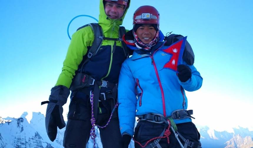 رحلة استكشافية إلى Island Peak عبر EBC — 1