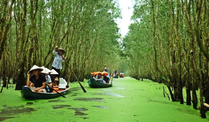 Best Selling Vietnam Family Tour from Hanoi, Halong Bay to Hue by train then Hoi An, Saigon, Mekong Delta — 1