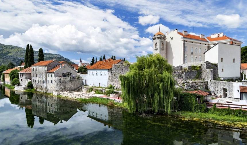 Tour de descoberta de 2 dias na Bósnia para todas as estações, partindo de Dubrovnik. Trebinje, Tvrdos, Caverna Vjetrenica, Zavala, Stolac, Radimlja, Riviera de Dubrovnik. Sítios UNESCO. Natureza. Arquitetura. Cultura. Vinho. Culinária. — 1