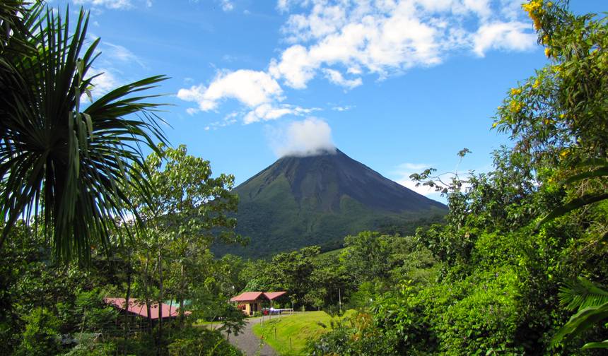Costa Rica: A World of Nature featuring Tortuguero National Park, Arenal Volcano & Manuel Antonio National Park (2026) — 1