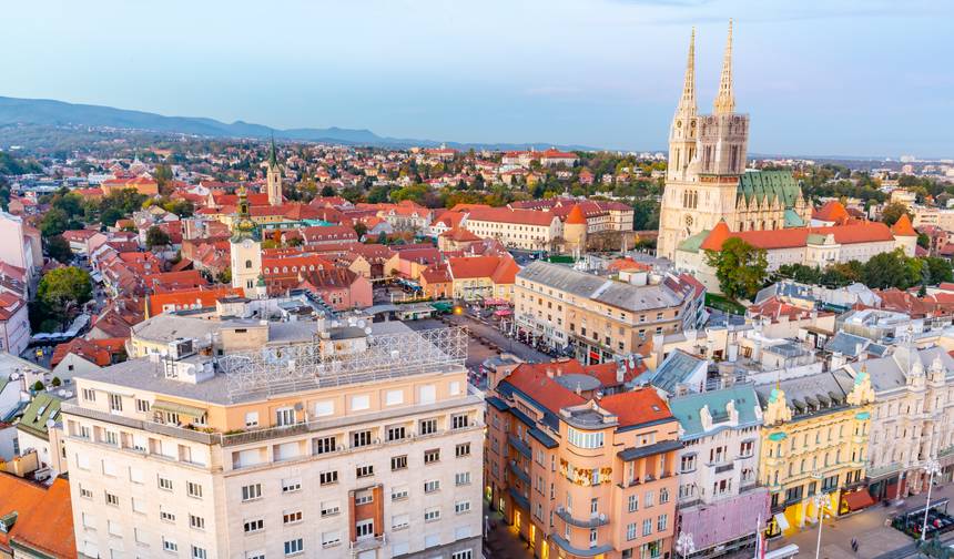 Da Croácia às Ilhas Gregas: Noites em Zagreb e Vistas de Santorini — 1