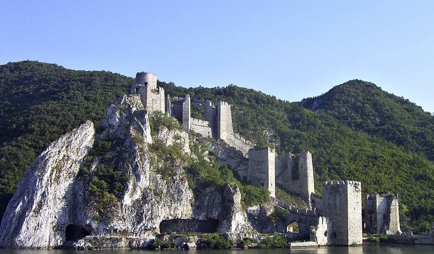 Tour de descoberta de 9 dias pela Sérvia para todas as estações, partindo de Sarajevo. Sérvia, terra de mosteiros antigos, fortalezas medievais, vestígios romanos, riqueza cultural e estradas panorâmicas. — 1