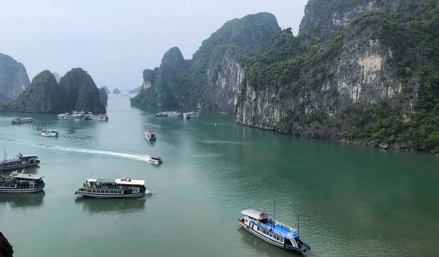 Halong Bay Dia Inteiro Com Caverna, Caiaque e Natação - Transfer por Autoestrada — 1