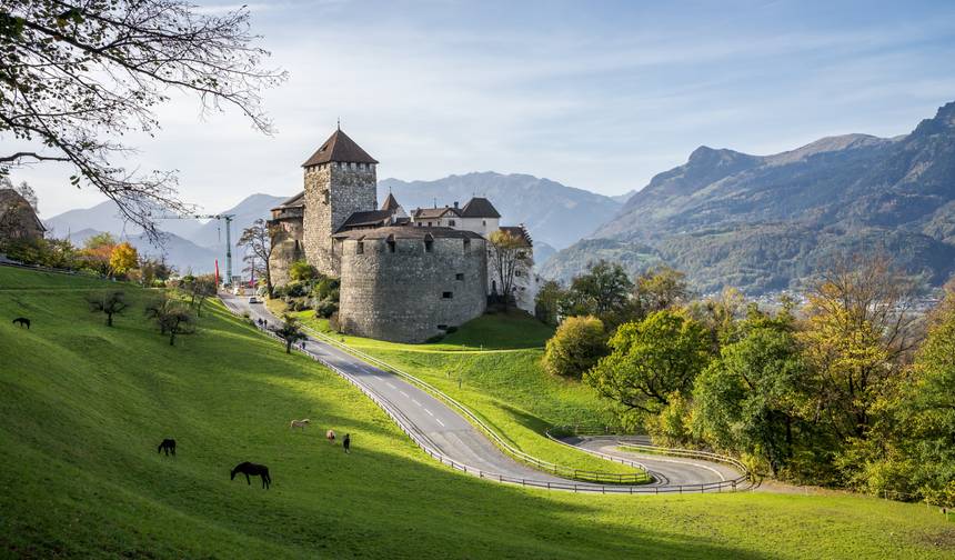 Fall/Spring 5-Country Alpine Tour in a Porsche: Pre-set sat-nav guided — 1