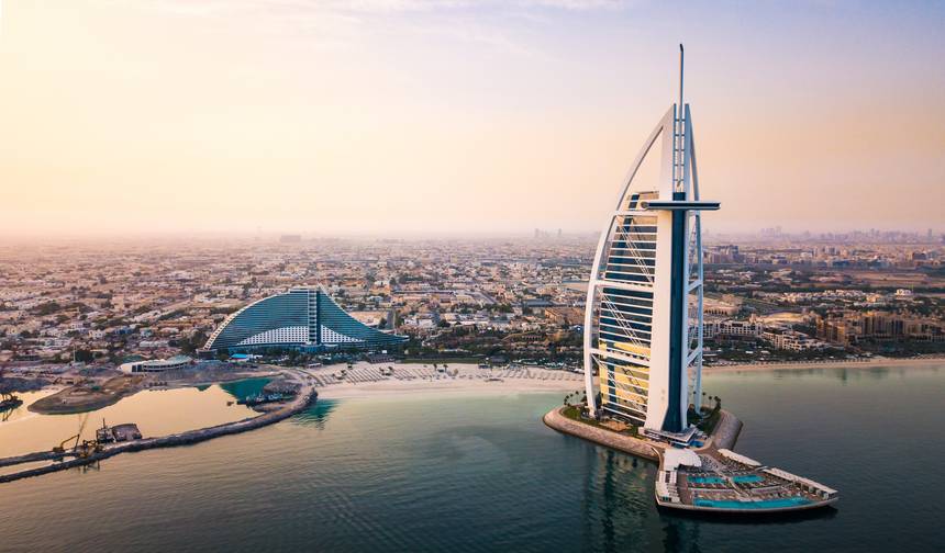 Dubaj i Zanzibar: Panorama miasta spotyka piaszczystą plażę — 1