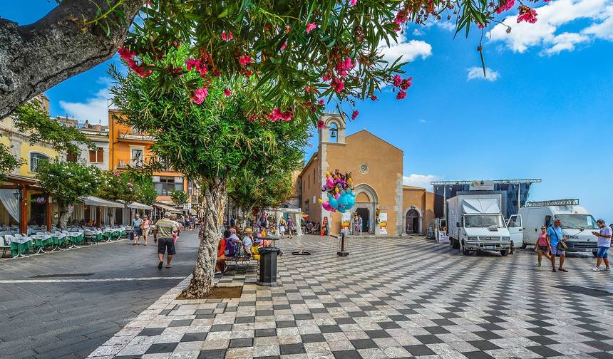 10 Days Palermo, Etna, Taormina, Agrigento and Syracuse. — 1