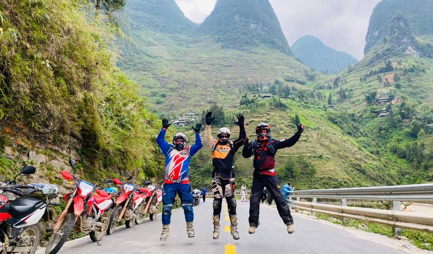 Kolosalna wycieczka motocyklowa po pętli Ha Giang do wodospadu Ban Gioc, Cao Bang, jeziora Ba Be — 1