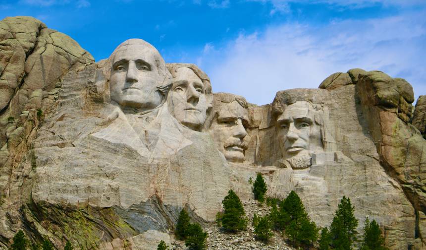 W centrum uwagi: Dakota Południowa z Mount Rushmore i Badlands (2027) — 1