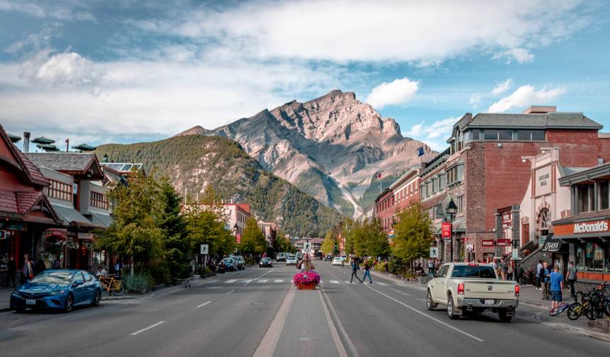 جبال روكي الكندية مع Rocky Mountaineer المتجه شرقاً (من فانكوفر، كولومبيا البريطانية إلى كالجاري، ألبرتا) (2027) — 1