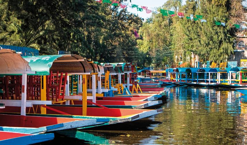 Colagem da Cidade do México e da Terra dos Maias — 1