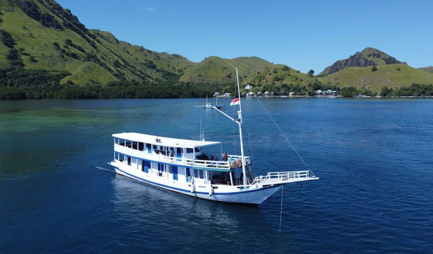 EVERYDAY Sailing to Komodo Flores, Indonesia — 1
