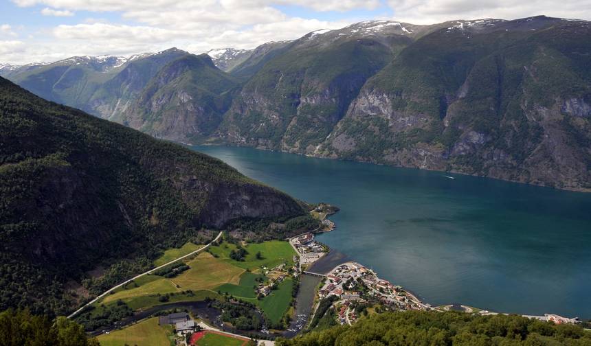 ノルウェーのフィヨルド絶景、魅力と伝統 8日間 — 1