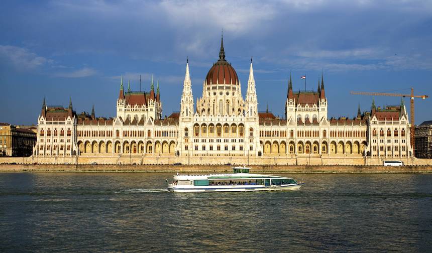 De Budapeste a Berlim: Muros de Grafite e Salões de Mercado — 1